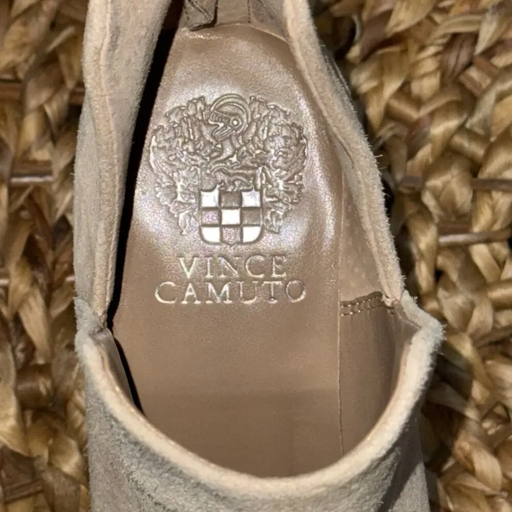 Vince Camuto Gigieta Suede V Cut Ankle Bootie Block Heel, Size 7 NWOT